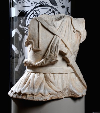 Torso scolpito di un cavaliere da Roman Roman