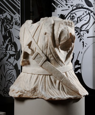 Torso scolpito di un cavaliere (marmo) da Roman Roman