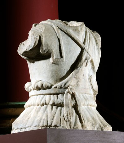 Torso scolpito di un cavaliere (marmo) da Roman Roman