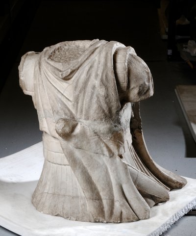 Torso scolpito di un cavaliere con mantello pesante usurato da Roman Roman