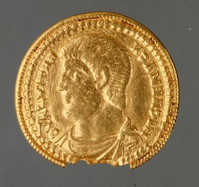 Solidus di Magnentius, trovato a Kirchberg, c.350-353 (oro) da Roman Roman