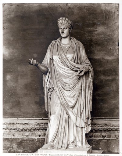 Statua di una Vestale o Sacerdotessa di Romolo da Roman Roman