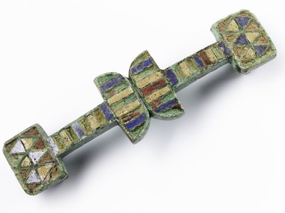 Giunzione di cinghia con superficie superiore decorata con smalto rosso, blu e giallo, dalla fortezza legionaria romana di Inchtuthil, Caputh, Perthshire da Roman Roman