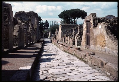 Strada che scende verso il lido, V secolo a.C.-I secolo d.C. da Roman Roman