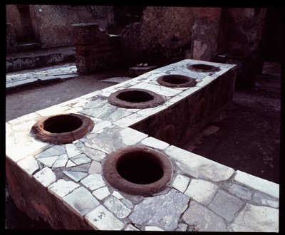 Bancone di marmo del thermopolium da Roman Roman