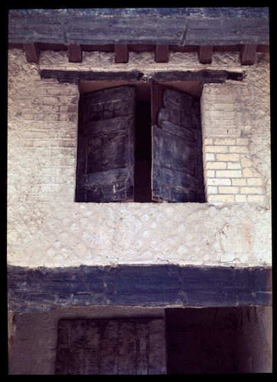 Vista di una finestra carbonizzata di una casa del portico del decumanus maximus, V secolo a.C.-I secolo d.C. da Roman Roman