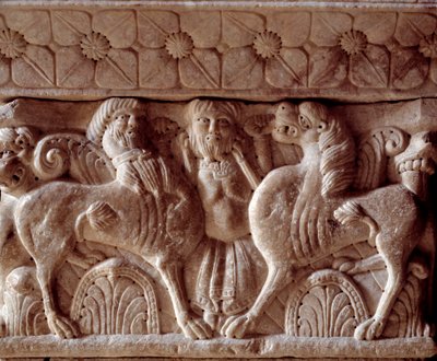 Un centauro e un leone, capitello scolpito nella tribuna del Priorato da Romanesque