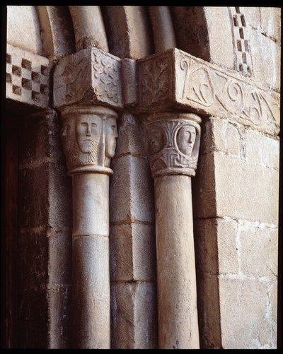 Capitelli della chiesa da Romanesque