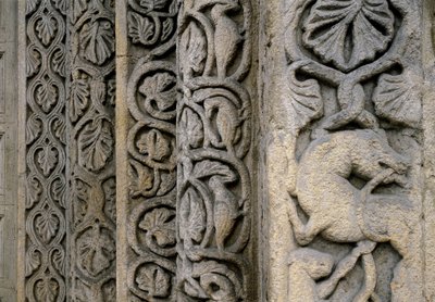 Dettagli decorativi della facciata della Basilica, inizio XII secolo da Romanesque