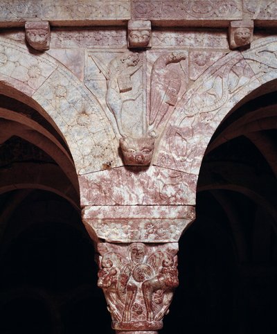 (dettaglio) dei simboli degli evangelisti Giovanni e Marco, scolpiti sulla tribuna del Priorato da Romanesque