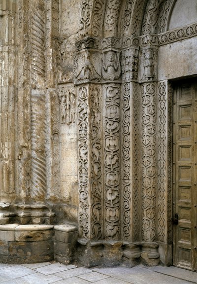 Dettaglio della facciata lato sinistro del portale della Basilica, inizio XII secolo da Romanesque