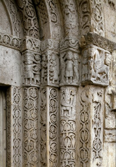 Dettaglio della facciata lato destro del portale della Basilica, inizio XII secolo da Romanesque