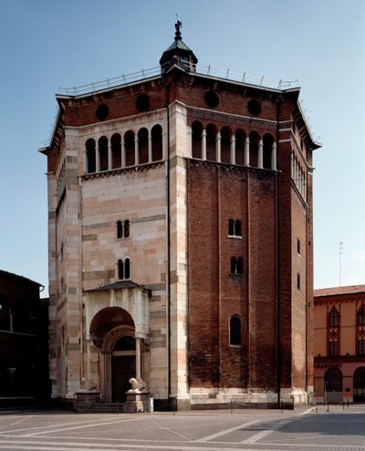 Vista esterna del battistero da Romanesque