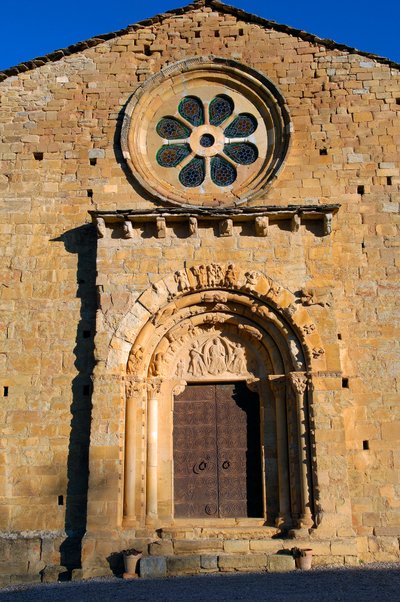 Facciata della Chiesa di Santa Maria de Covet, Isona, Spagna da Romanesque