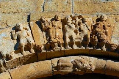 Facciata della Chiesa di Santa Maria de Covet, Isona, Spagna (dettaglio) da Romanesque