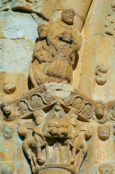 Facciata della Chiesa di Santa Maria de Covet, Isona, Spagna, dettaglio di un capitello da Romanesque