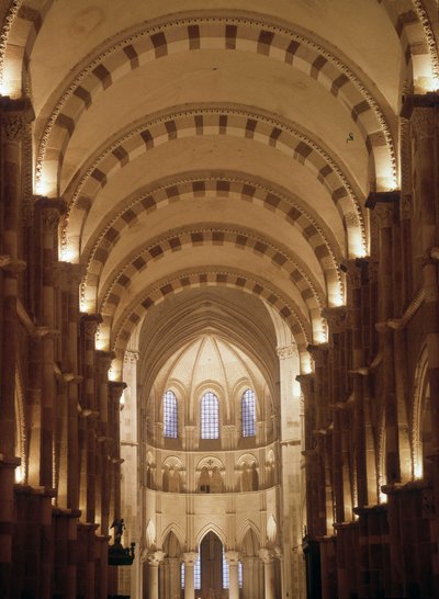 Interno della Cattedrale di Vézelay da Romanesque
