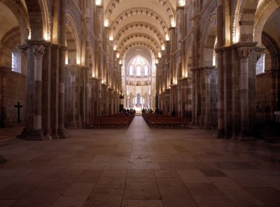 Interno della Cattedrale di Vézelay: La navata da Romanesque