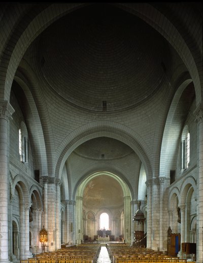 Veduta interna della Cattedrale di San Pietro da Romanesque