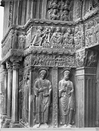 Lato sinistro del portale della chiesa da Romanesque