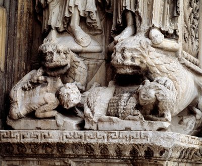 Mostri. Supporto scolpito di una colonna da Romanesque