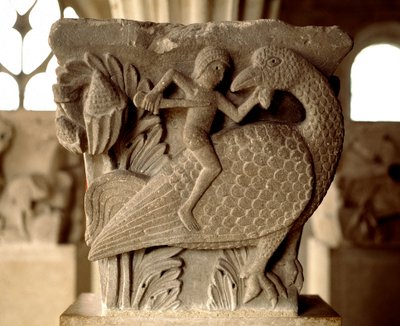 Rappresentazione di un combattimento tra un uomo e un uccello (capitello scolpito della sala capitolare) da Romanesque