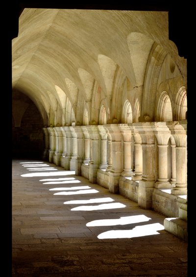 Architettura romanica: galleria del chiostro dell