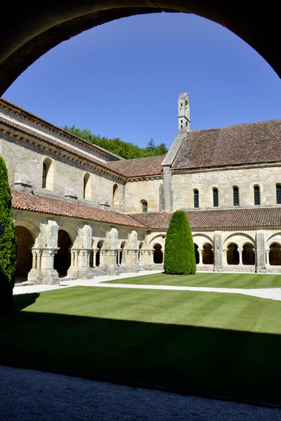 Architettura romanica: vista del chiostro e degli edifici dell
