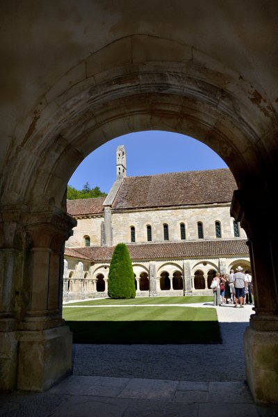 Architettura romanica: vista del chiostro e degli edifici dell