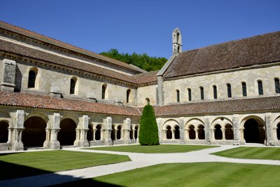 Architettura romanica: veduta del chiostro e degli edifici dell