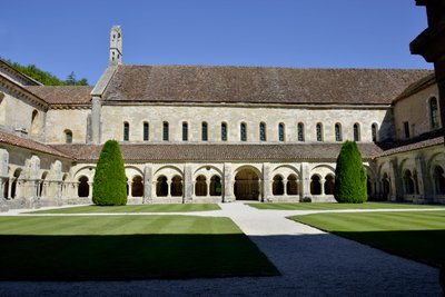 Architettura romanica: vista del chiostro e degli edifici dell