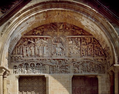 Arte romanica: timpano scolpito rappresentante il giudizio universale, a destra di Cristo il Paradiso, a sinistra il caos dell