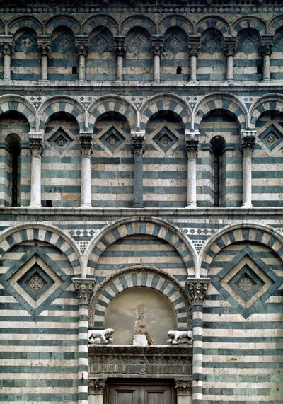 Arte romanica: dettaglio della facciata policroma da Romanesque