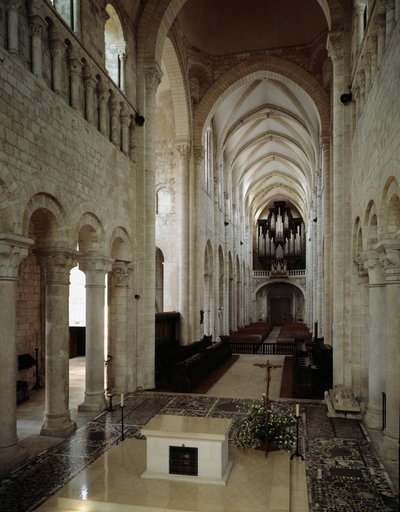 Arte romanica: vista interna della Basilica di Saint Benoit sur Loire (Loiret) costruita tra l