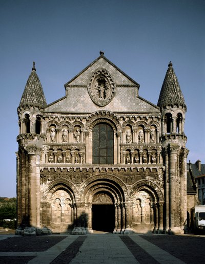 Arte romanica: vista di Notre Dame la Grande da Romanesque