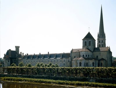 Arte romanica: vista della Basilica di Saint Savin-sur-Gartempe, fondata nell