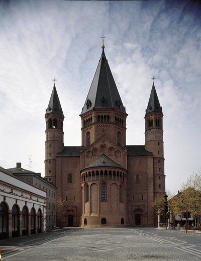 Arte romanica: veduta della cattedrale di San Martino, costruita tra il X e il XII secolo da Romanesque