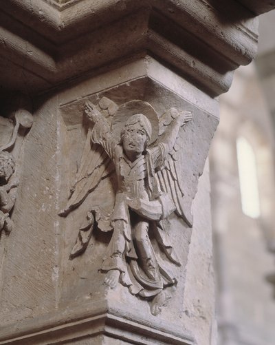 Portale sud: un angelo porta la buona novella (angelo con un olifante) (scultura) da Romanesque
