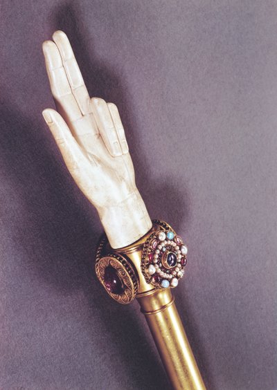 La mano della giustizia dei re di Francia, dal tesoro di St. Denis (avorio e pietre preziose) da Romanesque
