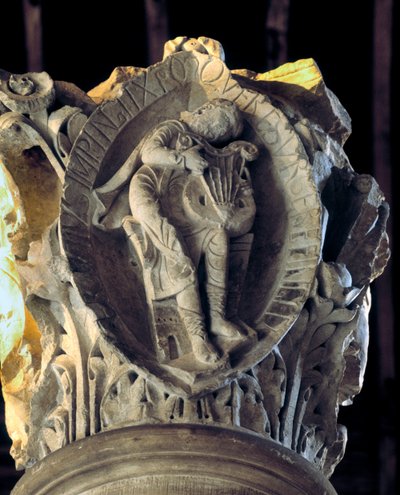 Toni del canto gregoriano: il terzo (passione e resurrezione di Cristo), Capitello del coro da Romanesque