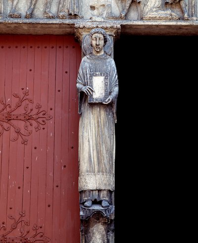 Vista di una scultura sul pilastro centrale del portale centrale (1140-1200) da Romanesque