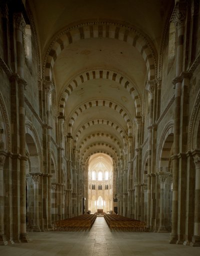 Veduta della navata centrale della Basilica di Santa Maria Maddalena (1096-1106), Vézelay, Yonne da Romanesque