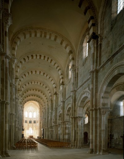 Veduta della navata centrale della Basilica di Santa Maria Maddalena da Romanesque