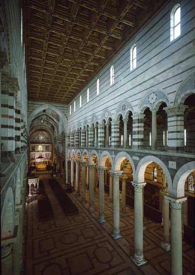 Veduta della navata centrale della Cattedrale (Duomo di Santa Maria Assunta di Pisa) da Romanesque