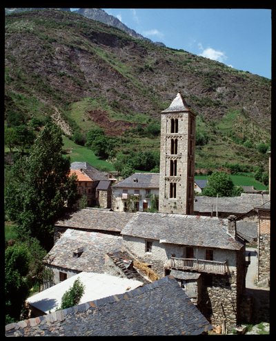 Vista della chiesa con campanile da Romanesque