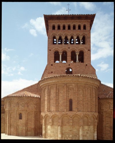 Veduta della chiesa con campanile da Romanesque