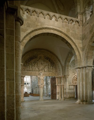 Veduta del nartece e del timpano centrale rappresentante la missione degli apostoli. Basilica di Santa Maria Maddalena (1096-1106), Vézelay, Yonne da Romanesque