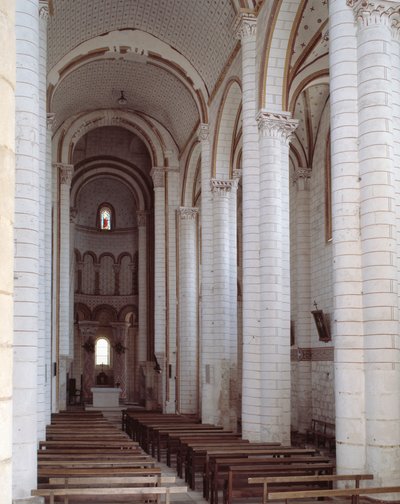 Vista della navata da Romanesque