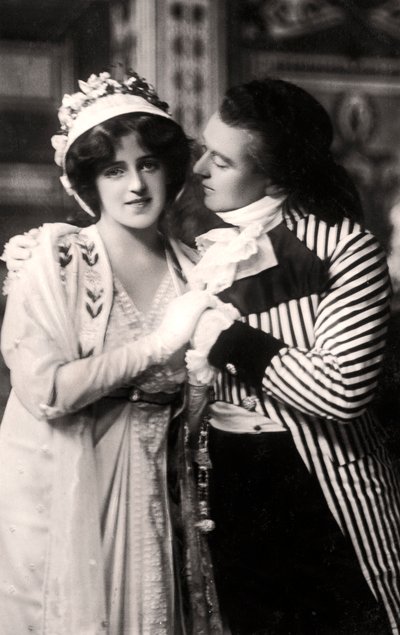 Robert Evett 1874-1949 e Denise Orme 1885-1960 in The Merveilleuses, inizio XX secolo da Rotary Photo