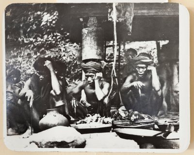 Sacerdoti Ifugao durante una cerimonia religiosa, 1910 da Roy Barton